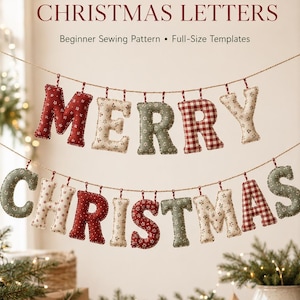 Puede incluir: Un patrón de costura para letras de tela Merry Christmas con plantillas a tamaño real. Las letras cuelgan de dos cuerdas y presentan telas en rojo, verde y crema con estampados de copos de nieve y cuadros vichy.
