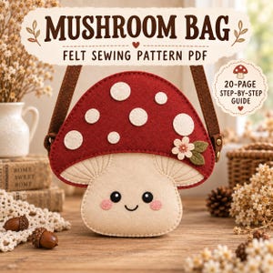 Puede incluir: Un patrón de costura en PDF para un bolso de fieltro con forma de seta, con sombrero rojo de puntos blancos y tallo color crema con cara sonriente. El texto dice MUSHROOM BAG FELT SEWING PATTERN PDF y 20-PAGE STEP-BY-STEP GUIDE con icono.