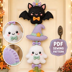 Puede incluir: Un adorno de puerta vertical de fieltro con un murciélago negro, un sombrero de bruja lavanda, un fantasma blanco y una calabaza naranja, con detalles cosidos y lazos. El texto dice KAWAII HALLOWEEN FELT DOOR ORNAMENT, PDF SEWING PATTERN y Dreamy Yarn Studio.