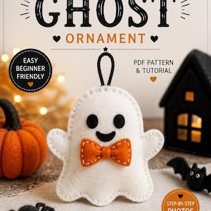 Puede incluir: Un adorno de fantasma de fieltro blanco con ojos y boca negros, que lleva una pajarita naranja con costuras blancas. El texto dice: Felt Pattern Halloween Ghost Ornament, Easy Beginner Friendly, PDF Pattern & Tutorial, Step-by-Step Photos, Detailed Photos, Step-by-Step Guide, Instant Download, Dreamy Yarn Studio, Made With Love.