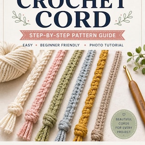 Peut inclure: Un guide de modèle étape par étape pour cordon au crochet avec une pelote de fil crème, un crochet de 5,0 mm et six cordons finis en crème, rose, vert, bleu, jaune et beige. Le texte indique CROCHET CORD, STEP-BY-STEP PATTERN GUIDE, EASY, BEGINNER FRIENDLY, PHOTO TUTORIAL.