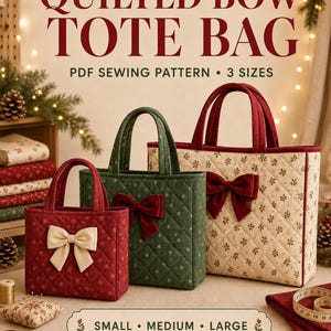 Peut inclure: Trois sacs fourre-tout matelassés en tailles petite, moyenne et grande, chacun avec un nœud sur le devant. Les sacs sont rouges, verts et crème avec des motifs de flocons. Texte : QUILTED BOW TOTE BAG, PDF SEWING PATTERN, 3 SIZES, SMALL, MEDIUM, LARGE.