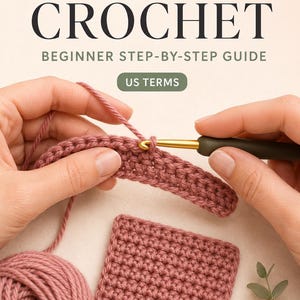 Op de afbeelding: Een gids getiteld SLIP STITCH CROCHET BEGINNER STEP-BY-STEP GUIDE US TERMS met een gouden haaknaald die werkt met oudroze garen. Een vierkant proeflapje van hetzelfde garen ligt onder het werk, naast een bol garen en een klein groen blaadje.
