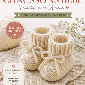 Può includere: Un paio di scarpine per neonati lavorate a maglia color crema con polsini a coste e laccetti decorativi sul davanti. L'immagine include il testo: MODÈLE DE TRICOT, CHAUSSONS BÉBÉ, Tricotés avec Amour, 5 TAILLES INCLUSES, DE LA NAISSANCE À 12 MOIS.