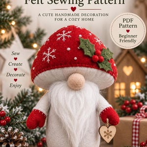 Könnte beinhalten: Ein Filz-Pilz-Wichtel-Schnittmuster mit dem Text Mushroom Gnome Felt Sewing Pattern, A CUTE HANDMADE DECORATION FOR A COZY HOME, PDF Pattern, Beginner Friendly, Sew, Create, Decorate, Enjoy. Der Wichtel hat eine rote Mütze mit weißen Schneeflockenstickereien, grüne Stechpalmenblätter, eine beige Nase, einen weißen Bart und rote Fäustlinge.
