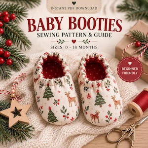 Può includere: Un paio di scarpine per neonati in tessuto color crema con una stampa festiva di alberi di Natale verdi, renne marroni e bacche rosse. Il testo recita: INSTANT PDF DOWNLOAD, BABY BOOTIES SEWING PATTERN & GUIDE, SIZES: 0 - 18 MONTHS, BEGINNER FRIENDLY.