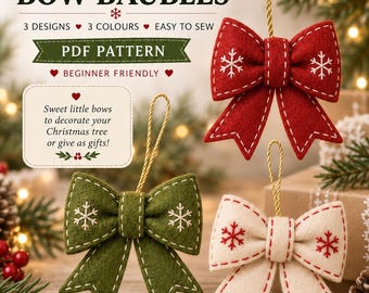 Op de afbeelding: Een PDF-naaipatroon voor kerststrik-hangers in drie ontwerpen en kleuren. De afbeelding toont drie vilten strikken in rood, groen en crème, elk met witte geborduurde sneeuwvlokken en gouden ophangkoorden, vergezeld van instructieve tekst.