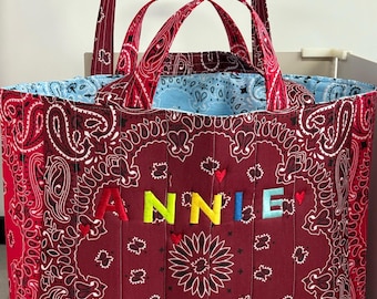 Borsa tote trapuntata personalizzata con bandana, nome ricamato, stile western.