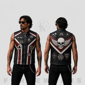 Könnte beinhalten: Eine schwarze Lederweste mit roten und weißen vertikalen Streifen, einem Frontreißverschluss und verschiedenen Aufnähern wie '69', 'Route 13', 'Speed Rebels' und 'Live Fast Ride Hard'. Der Rücken zeigt einen geflügelten Totenkopf und 'Ride or Die'.