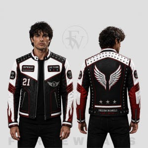Könnte beinhalten: Eine schwarz-weiß-rote Motorradjacke mit silbernen Nieten, der Zahl 21 und Aufnähern mit der Aufschrift SPEED, LIVE TO RIDE und BUILT TO LAST. Der Rücken zeigt weiße gestickte Flügel, drei silberne Sterne und den Text FREEDOM ON WHEELS NO LIMITS.