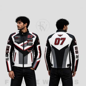 Könnte beinhalten: Eine schwarz-weiß-graue Rennsportjacke mit der roten Nummer 07 auf Brust und Rücken. Die Jacke ist mit verschiedenen Aufnähern versehen, die Texte wie SPEED UNIT, IGNITE PERFORMANCE, RACE DIV und TRACK sowie Stern- und Flaggenmotive zeigen.