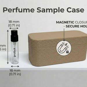 Könnte beinhalten: Ein beigefarbenes, rechteckiges Parfümprobenetui mit Magnetverschluss und ein durchsichtiger Glasflakon. Das Etui hat eine strukturierte Oberfläche. Der Flakon ist 60 mm hoch und 18 mm breit. Text auf dem Bild: Perfume Sample Case und Magnetic Closure.