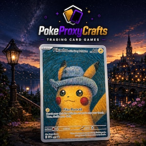 Könnte beinhalten: Eine rechteckige Sammelkarte mit einem gelben Pikachu-Charakter, der einen grauen Filzhut vor einem blauen, wirbelnden Hintergrund trägt. Die Karte zeigt den Text Pikachu with Grey Felt Hat, Pika-Portrait und verschiedene Spielstatistiken.