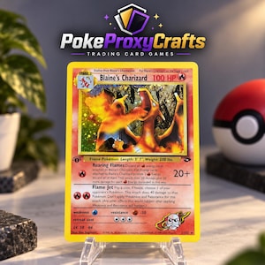 Könnte beinhalten: Eine Blaine's Charizard Sammelkarte mit 100 KP, die eine holografische Illustration des Feuer-Pokémon zeigt. Die Karte enthält die Angriffe Roaring Flames und Flame Jet, einen Erstausgaben-Stempel sowie Text zu den Werten und Fähigkeiten.