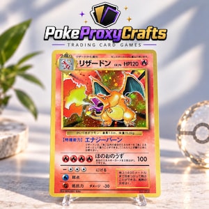 Könnte beinhalten: Eine japanische Glurak-Sammelkarte mit einer holografischen Illustration des Feuer-Pokémon, das Flammen speit. Die Karte zeigt den Namen Glurak auf Japanisch, 120 KP und verschiedene Spielstatistiken, einschließlich Angriffsstärke und Energiesymbolen.