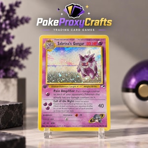 Può includere: Una carta collezionabile olografica Sabrina's Gengar con bordo viola, raffigurante il personaggio Gengar, 80 HP e gli attacchi Pain Amplifier e Call of the Night. Il testo include Shadow Pokémon, altezza 1,50 m e peso 40,5 kg.
