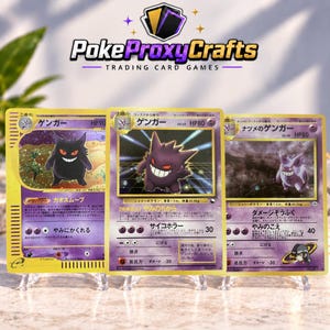 Può includere: Tre carte collezionabili giapponesi con personaggi Gengar, esposte su supporti in plastica trasparente. Le carte presentano bordi viola e gialli con testo in giapponese, valori HP e illustrazioni della creatura viola. Il logo PokeProxyCrafts è visibile in alto.