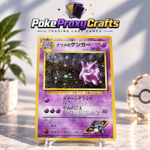 Può includere: Una carta collezionabile in giapponese raffigurante il personaggio viola Gengar con 80 HP. La carta presenta un'illustrazione olografica, bordi gialli e il testo 'PokeProxyCrafts' in alto, insieme a varie statistiche di gioco.
