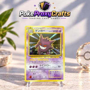 Op de afbeelding: Een Gengar-verzamelkaart met een paars, geestachtig wezen met rode ogen en een brede grijns. De kaart bevat Japanse tekst, HP80 en een holografische achtergrond met een rasterpatroon. De kaart staat rechtop in een doorzichtige plastic houder.