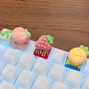 Para entusiastas de los teclados: Tecla artesanal Fuzzy Fruit con diseño de melocotón, fresa y piña en miniatura. Decoración para teclado mecánico y escritorio.