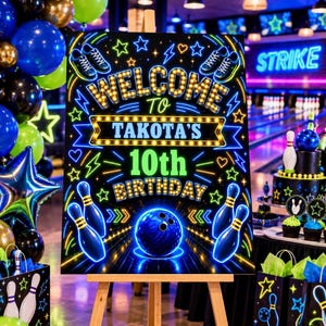 Może przedstawiać: Czarny prostokątny znak na drewnianej sztaludze z neonowymi grafikami kręgli i kuli do kręgli. Tekst brzmi WELCOME TO TAKOTA'S 10th BIRTHDAY, napisany jasnymi żółtymi, niebieskimi i zielonymi literami na ciemnym tle.