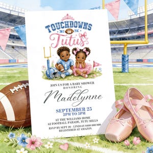 Puede incluir: Una tarjeta de invitación para baby shower con el texto TOUCHDOWNS OR TUTUS, una ilustración de un niño con uniforme de fútbol americano y otro con tutú rosa, el nombre Madelynne y los detalles del evento el 25 de septiembre de 14 a 17 horas.