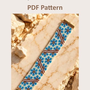 Könnte beinhalten: Ein rechteckiges Peyote-Armband mit einem sich wiederholenden Blumenmuster aus blauen, weißen und braunen Perlen. Das Armband ist mit goldenen Metallendstücken versehen. Der Text "Peyote Bracelet PDF Pattern" steht oberhalb des Objekts.