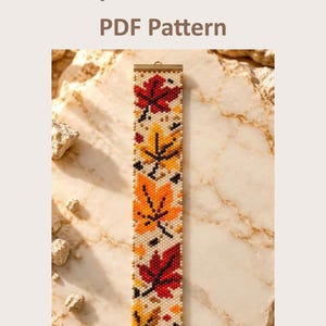 Può includere: Un modello PDF per bracciale peyote rettangolare con un design ripetuto di foglie autunnali rosse, arancioni e gialle su sfondo crema. Il bracciale presenta barre terminali in metallo dorato. Il testo recita Peyote Bracelet PDF Pattern.