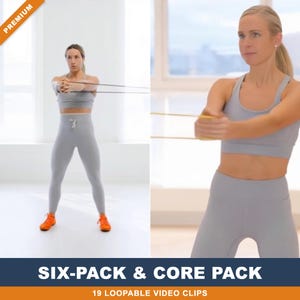 Puede incluir: Un conjunto deportivo gris claro que consta de un sujetador deportivo y leggings de cintura alta. El texto SIX-PACK & CORE PACK 19 LOOPABLE VIDEO CLIPS aparece en la parte inferior. El conjunto se usa durante ejercicios con banda.