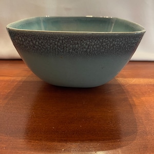 MCM GLIDDEN Art Pottery Celadon Blue na niebieskiej misce 1940 - 1957 Amerykańska ceramika artystyczna Glidden Parker Highstyle Kamionka Mid-Century