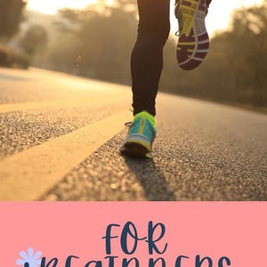 Pode incluir: Uma capa de livro intitulada RUNNING A 5K FOR BEGINNERS por Cheryl Johnson. A imagem mostra uma pessoa correndo com leggings pretas e tênis esportivos coloridos com detalhes em amarelo, azul e roxo, em plena passada em uma estrada de asfalto ao pôr do sol.