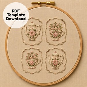 以下が含まれることがあります： 木製の刺繍枠にベージュの布が張られ、ピンクの花と緑の葉で満たされたティーポットとティーカップの刺繍が4つ施されており、それぞれが装飾的な枠で囲まれています。PDF Template Downloadというテキストが表示されています。