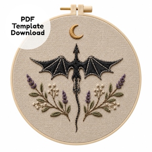 Könnte beinhalten: Ein runder Stickrahmen mit beigem Stoff, darauf ein handgestickter schwarzer Drache, ein goldener Halbmond sowie violette und weiße Blumenmotive. Der Text PDF Template Download ist in der oberen linken Ecke des Bildes aufgedruckt.