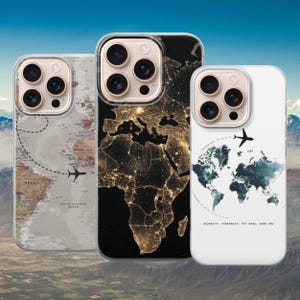 Può includere: Tre cover per smartphone con design di mappe del mondo. La cover a sinistra mostra una mappa vintage con una rotta di volo. Quella centrale mostra una mappa nera con luci dorate. Quella a destra presenta una mappa blu con un aereo e il testo "anywhere, somewhere, far away, some day".