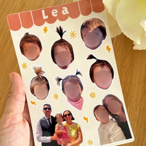 Puede incluir: Una hoja de pegatinas rectangular con varias fotografías troqueladas de niños y una familia. El encabezado naranja muestra el nombre Lea en letras blancas. La hoja incluye iconos amarillos de rayos y soles dispersos entre las fotos.