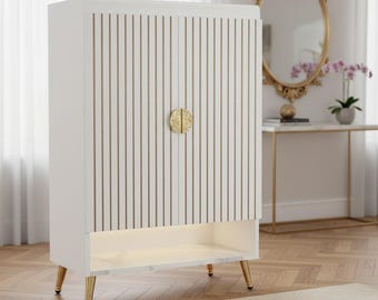 Moderne witte opbergkast, gecanneleerde deuren, gouden handgrepen, taps toelopende poten, 5 planken