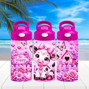 Puede incluir: Tres botellas de agua rosas con tapa y asa de transporte de color rosa brillante. Las botellas presentan un patrón repetitivo de una vaca de dibujos animados con un lazo rosa, una pajarera rosa, rosas, mariposas y corazones con el texto Be Happy.