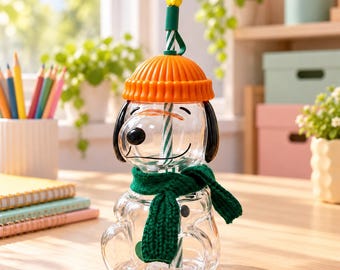 Simpatico bicchiere termico di Snoopy in vetro con cannuccia, coperchio con cappello arancione e sciarpa verde, bicchiere trasparente a forma di cucciolo, regalo Kawaii di Snoopy per bambini
