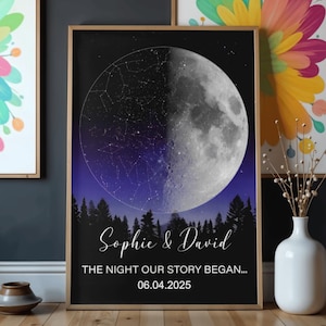 Könnte beinhalten: Ein vertikales, rechteckiges Wandbild mit einem großen Mond und einer Sternbildkarte vor einem dunkelblauen und schwarzen Nachthimmel über einer Silhouette von Kiefern. Der Text lautet Sophie & David, THE NIGHT OUR STORY BEGAN... 06.04.2025.