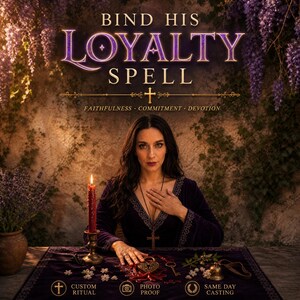 Könnte beinhalten: Eine Person in einem dunkelvioletten Samtkleid mit Kreuzkette sitzt an einem Tisch mit einer roten Kerze, einem herzförmigen Schloss und einem Schlüssel. Text: BIND HIS LOYALTY SPELL, FAITHFULNESS, COMMITMENT, DEVOTION, CUSTOM RITUAL, PHOTO PROOF, SAME DAY CASTING.