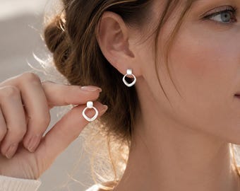 Minimalistische zilveren oorringen, geometrische ronde oorstekers, verfijnde moderne oorbellen, eenvoudige alledaagse sieraden, elegant cadeau voor haar