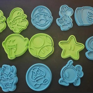 Pode incluir: Uma coleção de treze cortadores de biscoito de plástico nas cores verde-claro e azul-claro. As formas apresentam vários personagens e ícones da série de videogames Super Mario, incluindo Mario, Luigi, Toad, uma estrela, uma bomba e um fantasma.