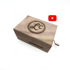 Boîte à musique personnalisée avec couvercle gravé - Choisissez n'importe quelle chanson de ma chaîne YouTube - Cadeau à manivelle - Bois de noyer ou de hêtre