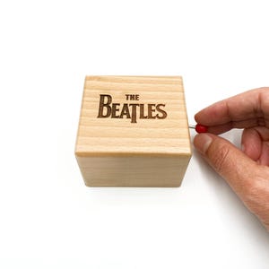 Custom Beatles Music Box – Choose your song • Laser engraved wood • Personalised gift • Beech or walnut • Hand crank mechanism
