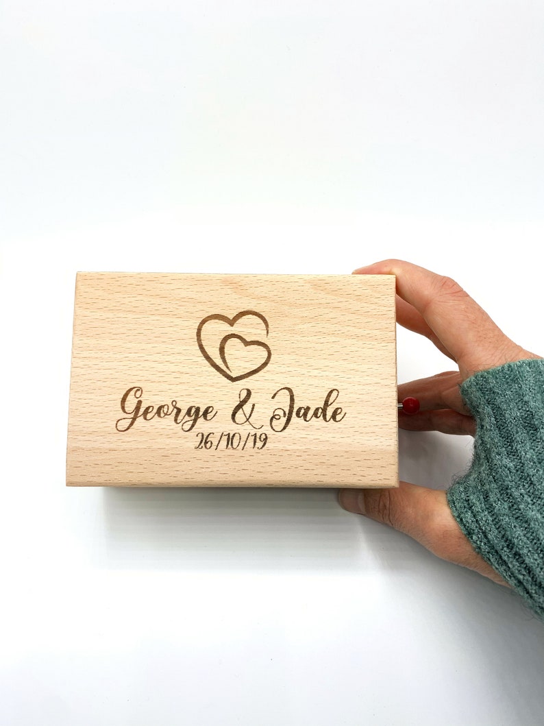 Custom song in a personalized wooden box. Customize your music gift with Your favourite song, favourite color or custom engravement 