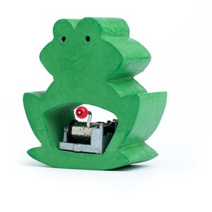 Hand-Painted Green Frog Music Box: Wooden Animal Decor