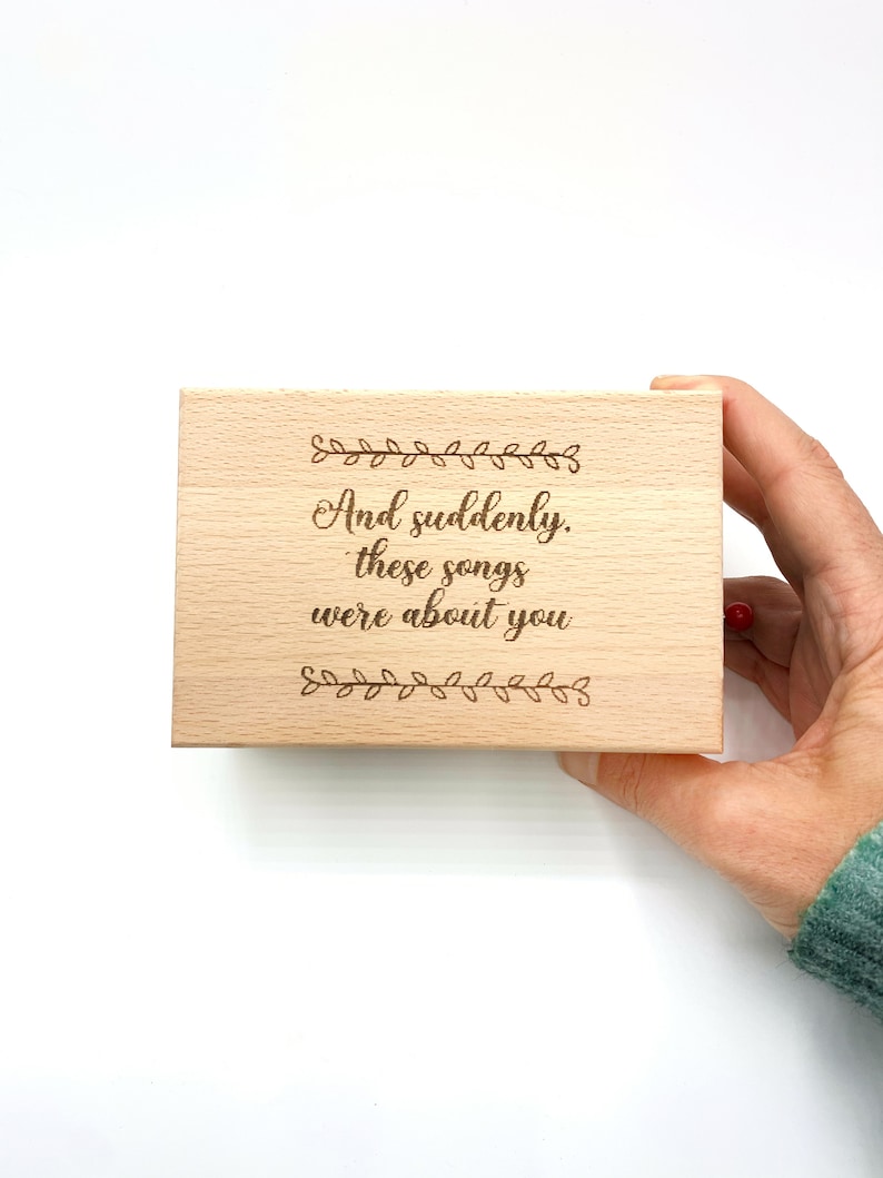 Krachtige Liefde citaat gegraveerd in een muziekdoos. Etsy Krachtige Liefde citaat gegraveerd in een muziekdoos. Etsy