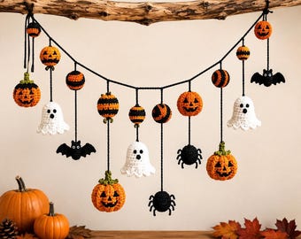 Puede incluir: Una guirnalda de ganchillo con temática de Halloween que incluye calabazas naranjas, fantasmas blancos, murciélagos negros, arañas negras y esferas a rayas. Las figuras tejidas cuelgan de un cordel negro como decoración festiva.