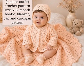 Puede incluir: Un conjunto de 4 patrones de ganchillo para talla de 6 a 12 meses que incluye patucos, manta, gorro y cárdigan. Las piezas son de color melocotón claro con un patrón de punto calado texturizado. El cárdigan tiene tres botones pequeños al frente.