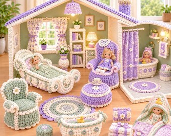 Puede incluir: Una casa de muñecas en miniatura hecha de ganchillo con hilo morado y crema. El interior incluye un dormitorio con cama, sillón y alfombra, y un baño con bañera, cortina de ducha y toallas. Se incluyen varias muñecas pequeñas.